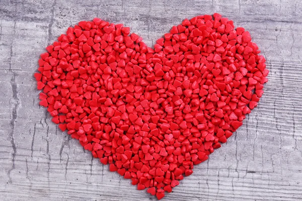 Salpicaduras de azúcar en forma de corazón sobre fondo de madera — Foto de Stock