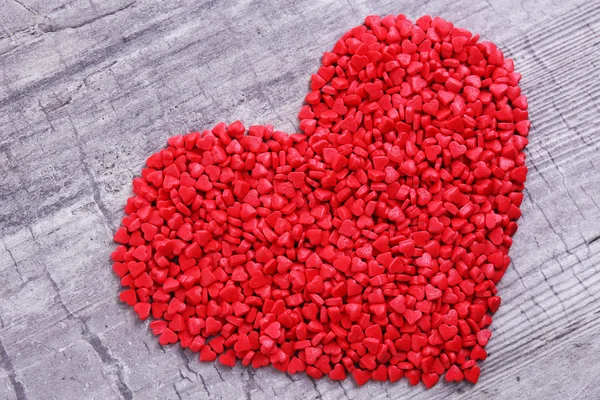 Salpicaduras de azúcar en forma de corazón sobre fondo de madera —  Fotos de Stock