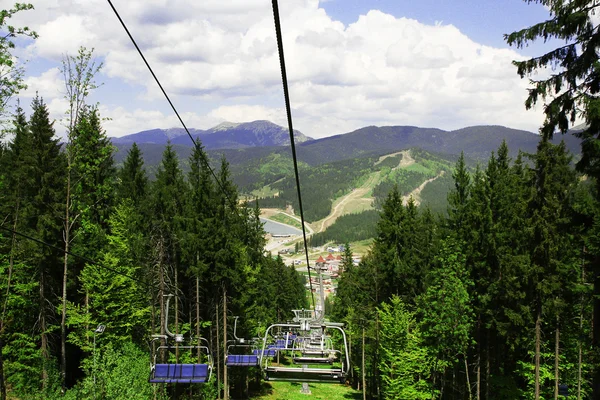 Sedačková lanovka přes Karpaty pozadí — Stock fotografie