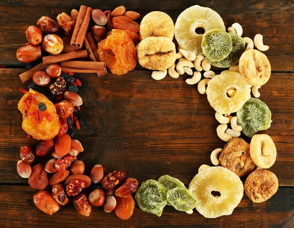 Assortiment van gedroogde vruchten op houten tafel, close-up — Stockfoto