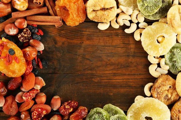 Assortiment van gedroogde vruchten op houten tafel, close-up — Stockfoto