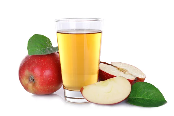 Ποτήρι χυμό μήλου με κόκκινα μήλα που απομονώνονται σε λευκό — Φωτογραφία Αρχείου