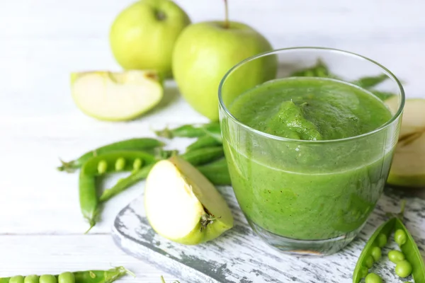 Zdrowy zielony smoothie z groszkiem i jabłka na drewnianym stole, zbliżenie — Zdjęcie stockowe