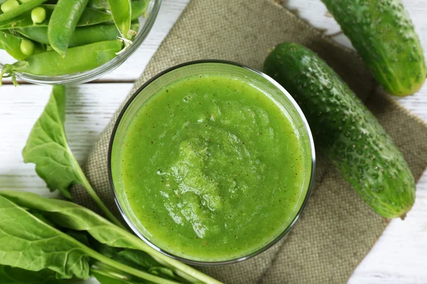 Healthy green smoothie on wooden table, top view — Stock Photo, Image