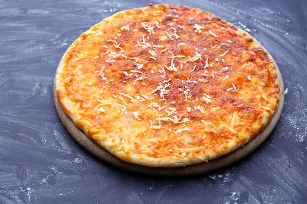 木製のテーブル、クローズ アップのチーズのピザ — ストック写真