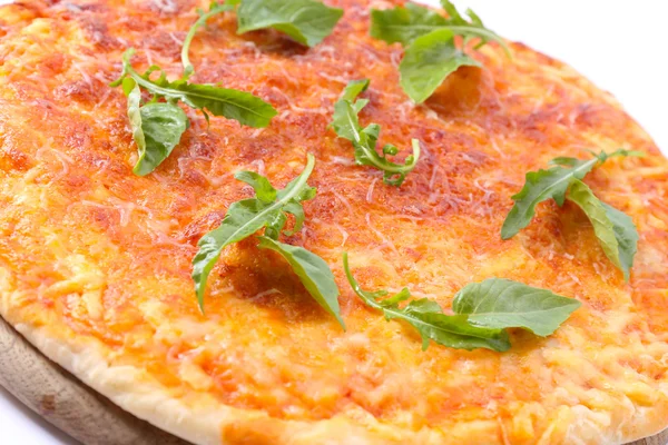Pizza de queijo com ervas na placa de corte de madeira, close-up — Fotografia de Stock