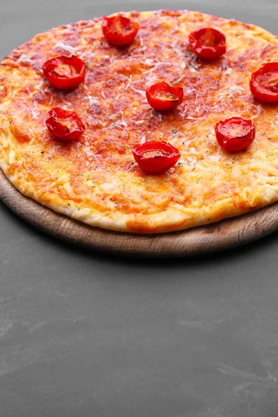 Pizza con pomodorini su fondo di legno — Foto Stock