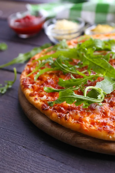 Roka ahşap masa, closeup üzerinde pizza — Stok fotoğraf