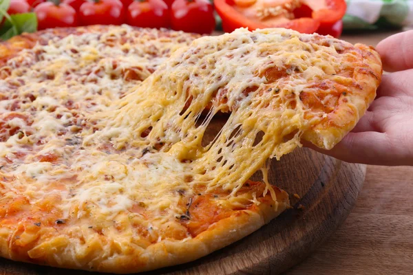 Cheese pizza on wooden cutting board, closeup — Stock Photo, Image