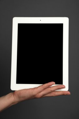 el tutma tablet gri arka plan üzerinde