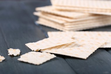 Hamursuz ekmek için Fısıh masa üzerinde kapat