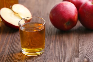 elma suyu ve meyve masada gözlük yakın çekim