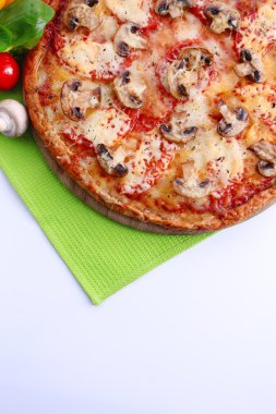 Sebze ve peçete lezzetli pizza yakın çekim