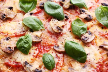 Dilim sebze ve fesleğen ile lezzetli pizza yakın çekim