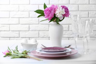 Güzel sofra üzerinde tuğla Vazoda Çiçekler ile duvar arka plan