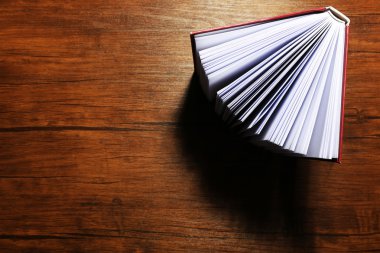 Ahşap zemin üzerine boş kitap