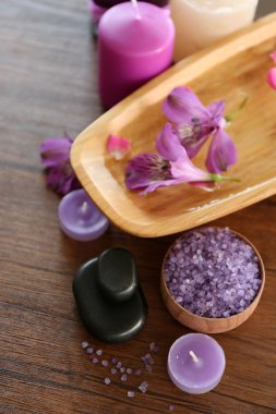 Kaplıca tedavisi ahşap masa üzerinde güzel kompozisyon