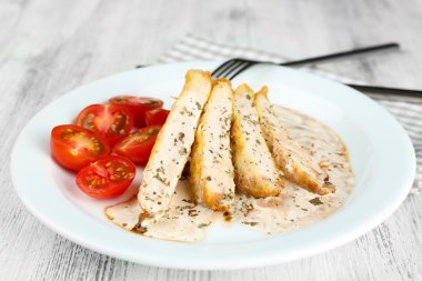 Dilim tavuk fileto baharat ve kiraz domates tablo ile yakın çekim