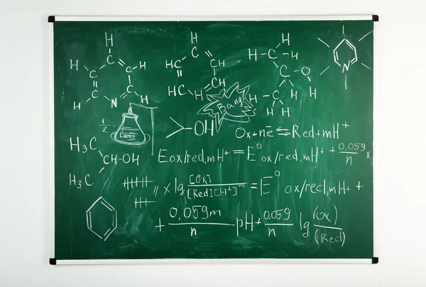 Molekyl modeller och formler på blackboard bakgrund — Stockfoto