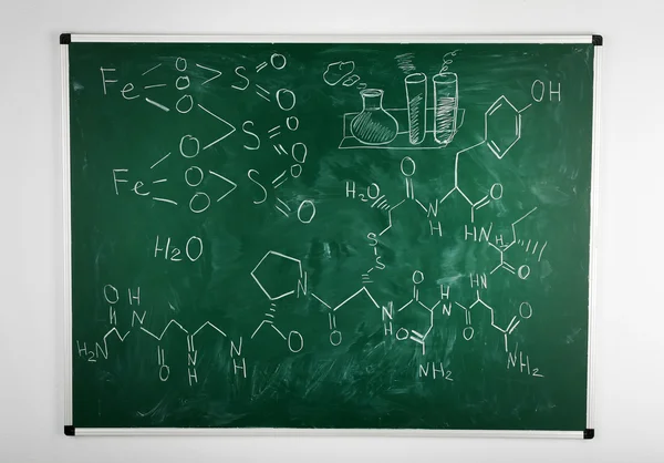 molekül modelleri ve tahta arka plan sayfasındaki formülleri