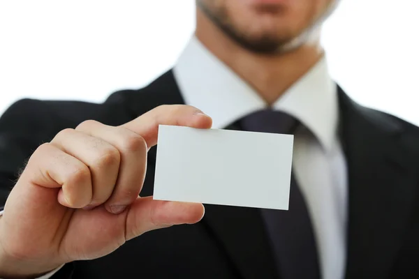 Элегантный мужчина в костюме держит визитку крупным планом — стоковое фото