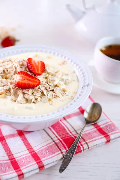 Desayuno saludable con avena casera, primer plano — Foto de Stock