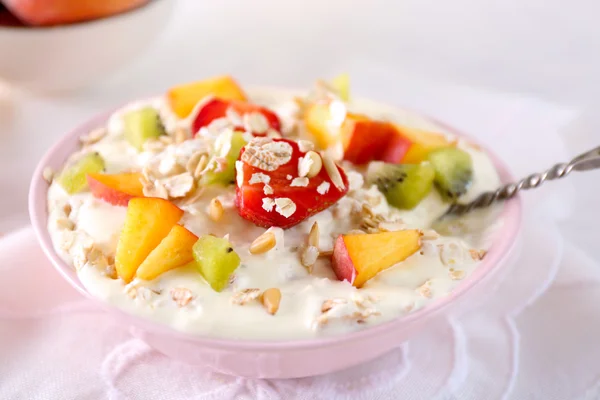 Healthy breakfast with homemade oatmeal, close up — Stock Photo, Image