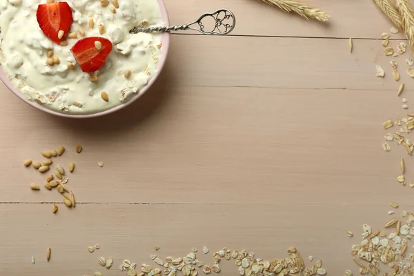 Healthy homemade oatmeal on wooden table, close up — Stock Photo, Image