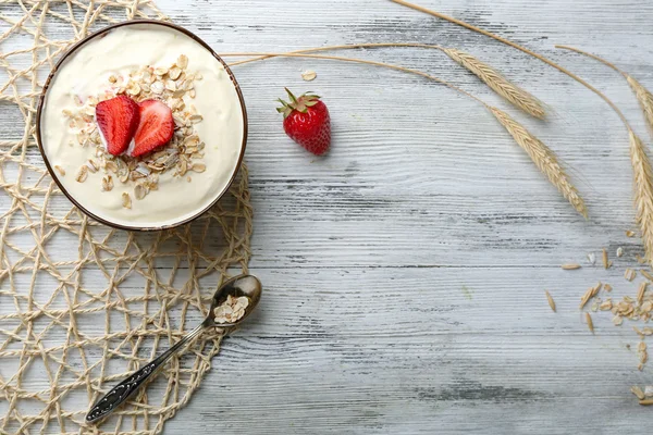 Oatmeal buatan sendiri yang sehat di atas meja kayu, tutup — Stok Foto