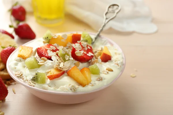 Healthy breakfast with homemade oatmeal, close up — Stock Photo, Image