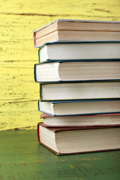 Bücherstapel auf Holzgrund — Stockfoto