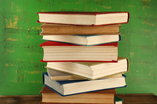 Pile de livres sur fond en bois — Photo