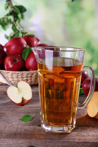 充分 jug 的苹果汁和水果在明亮的背景上 — 图库照片