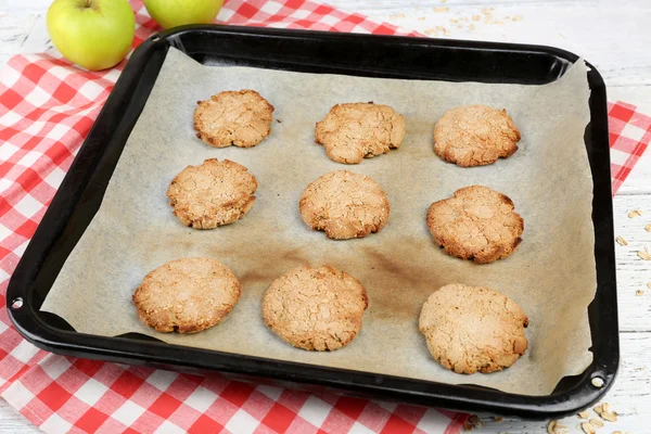 Zelfgemaakte cookies op bakplaat close-up — Stockfoto