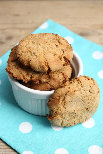 Biscuits faits maison dans un petit bol sur la table gros plan — Photo