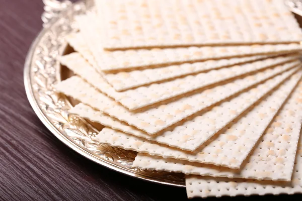 Matzo para a Páscoa na bandeja de metal na mesa de perto — Fotografia de Stock