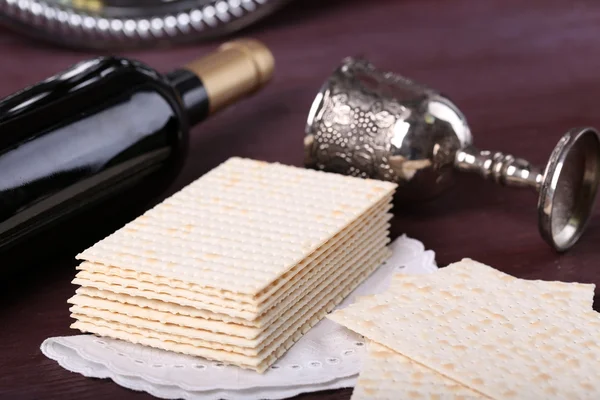 Matzo para a Páscoa com bandeja de metal e vinho na mesa de perto — Fotografia de Stock