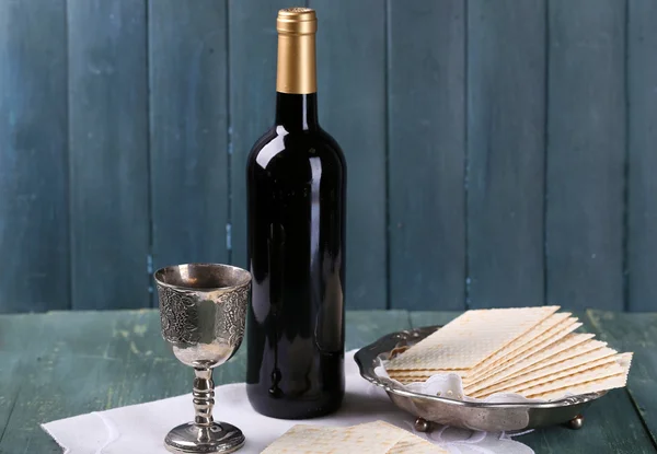 Matzo para Páscoa com bandeja de metal e vinho sobre fundo de madeira — Fotografia de Stock