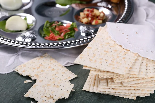 Hamursuz ekmek için Fısıh Seder yemeği masada tabakta ile yakın çekim — Stok fotoğraf