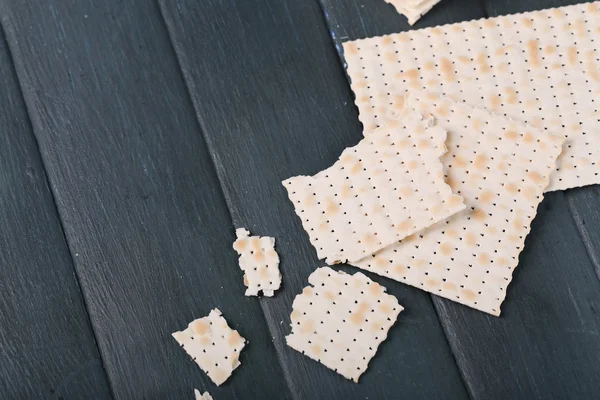 Matzo zum Passahfest auf dem Tisch aus nächster Nähe — Stockfoto