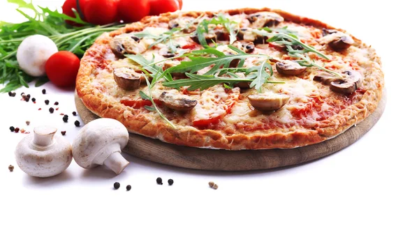 Gustosa pizza con verdure e rucola isolata su bianco — Foto Stock