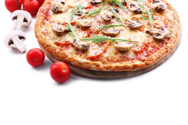 Смачна піца з овочами і руколою ізольована на білому — стокове фото
