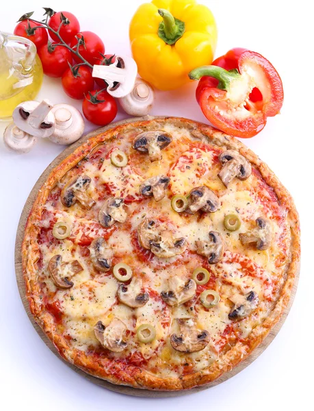 Gustosa pizza con verdure isolate su bianco — Foto Stock