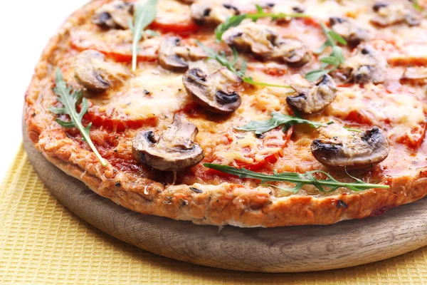 Смачна піца з овочами і серветкою крупним планом — стокове фото