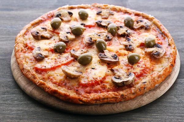 Gustosa pizza con verdure su sfondo di legno — Foto Stock