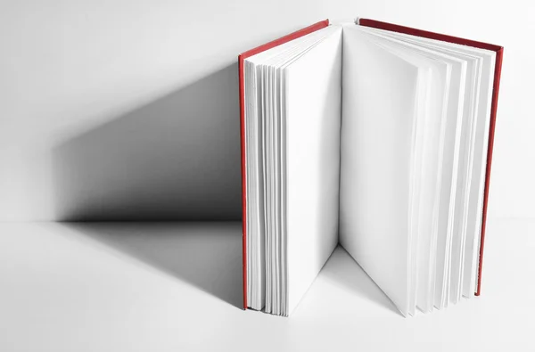 Leeres Buch auf weißem Hintergrund — Stockfoto