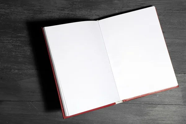 Libro en blanco sobre fondo de madera — Foto de Stock