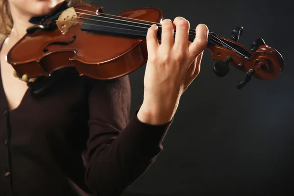 Violinista tocando violino no fundo escuro — Fotografia de Stock