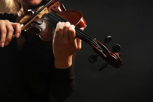 Violinista suonare il violino su sfondo scuro — Foto Stock