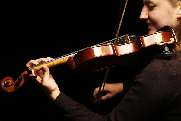 Скрипач играет на скрипке на темном фоне — стоковое фото